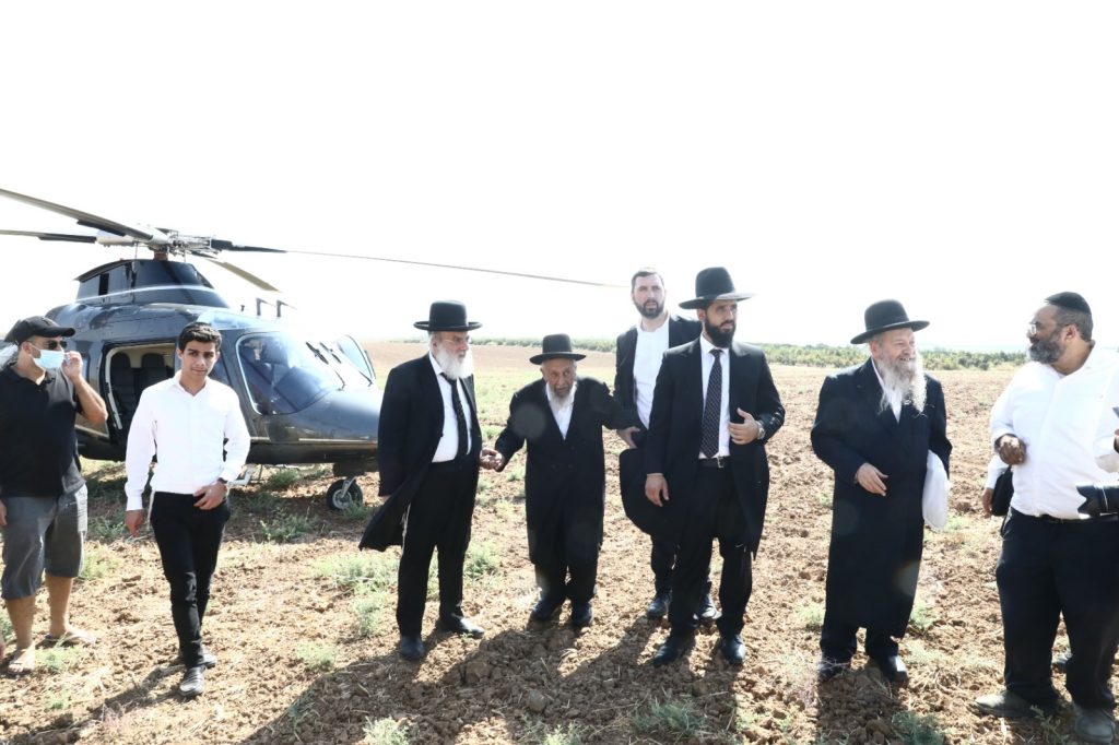 לראשונה גדולי ישראל טסו במסוק מעל אדמות החקלאים