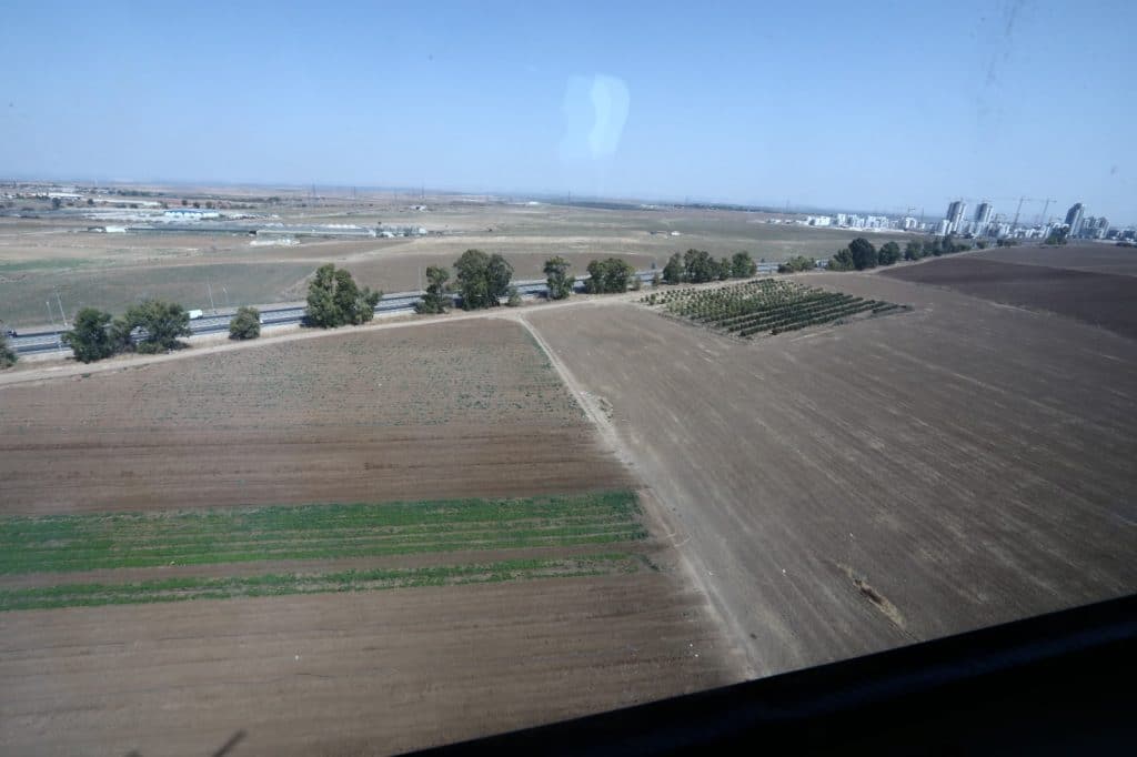 לראשונה גדולי ישראל טסו במסוק מעל אדמות החקלאים