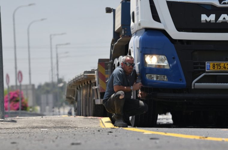נהג משאית יורד לצד הכביש בזמן אזעקת אמת באשקלון (אילוסטרציה) /// צילום: Gili Yaari/Flash90l