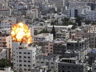 תקיפה אווירית ישראלית על בניין ברצועת עזה// צילום: עטיה מוחמד/Flash90
