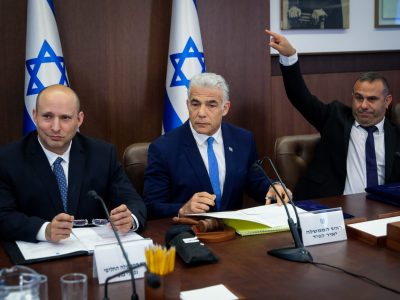 Prime Minister Yair Lapid and Alternate Prime Minister Naftali Bennett at cabinet meeting at the Prime Minister's office in Jerusalem on July 31, 2022.  Photo by Marc Israel Sellem/POOL ***POOL PICTURE, EDITORIAL USE ONLY/NO SALES, PLEASE CREDIT THE PHOTOGRAPHER AS WRITTEN - MARC ISRAEL SELLEM/POOL*** *** Local Caption *** ישיבת ממשלה
ראש הממשלה יעיר לפיד
פגישה
קבינט
נפתלי בנט