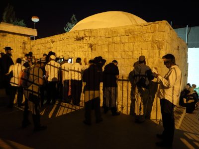 יהודים בכניסה לילית לקבר יוסף צילום יעקב נחומי  פלאש 90