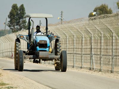 עובד נוהג בטרקטורים ליד השדה בקיבוץ נחל עוז // צילום: משה שי/FLASH90