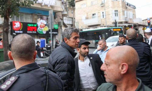 יועז הנדל מבקר בחנות סלולר בשכונת גאולה בירושלים // צילום פלאש90