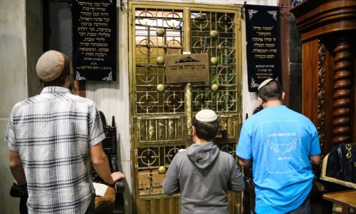 יהודים מתפללים במערת המכפלה בעיר חברון /  צילום: גרשון אלינסון / פלאש90
