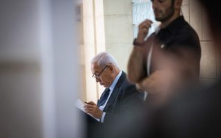 ראש הממשלה לשעבר בנימין נתניהו בדיון בבית המשפט במהלך משפטו, בבית המשפט המחוזי בירושלים// צילום יונתן סינדל/פלאש 90
