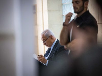 ראש הממשלה לשעבר בנימין נתניהו בדיון בבית המשפט במהלך משפטו, בבית המשפט המחוזי בירושלים// צילום יונתן סינדל/פלאש 90