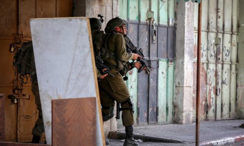 Palestinian youth clash with Israeli soldiers in the West Bank city of Hebron, May 27, 2022. Photo by Wisam Hashlamoun/Flash90 *** Local Caption *** חברון
חיילים
פלסטינים
עימותים
הפגנות
אבנים
חייל
חיילים