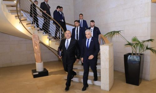 שר החוץ לפיד עם מקבילו הטורקי