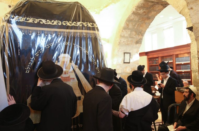 יהודים מתפללים בקבר רחל // צילום: יוסי זמיר - פלאש 90